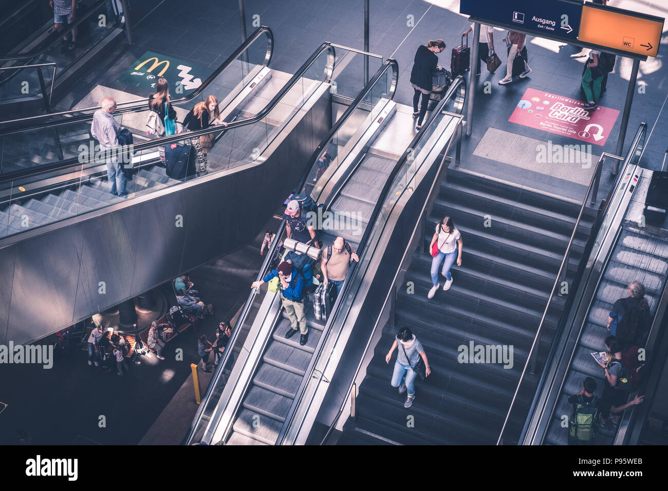 Berlin, Allemagne - juillet 2017 : les gens du voyage avec une assurance sur l'escalator à l'intérieur de la gare principale (Hauptbahnhof) à Berlin, Allemagne Banque D'Images