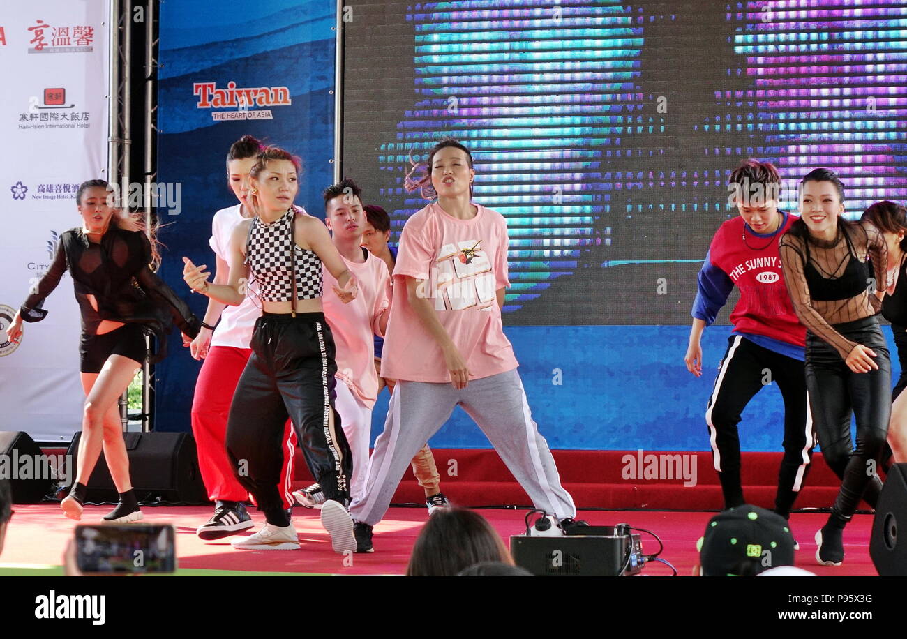 KAOHSIUNG, TAIWAN -- 30 juin 2018 : jeunes effectuer une danse hip-hop à l'ouverture de la Love River Festival, un événement en plein air gratuite, publique. Banque D'Images