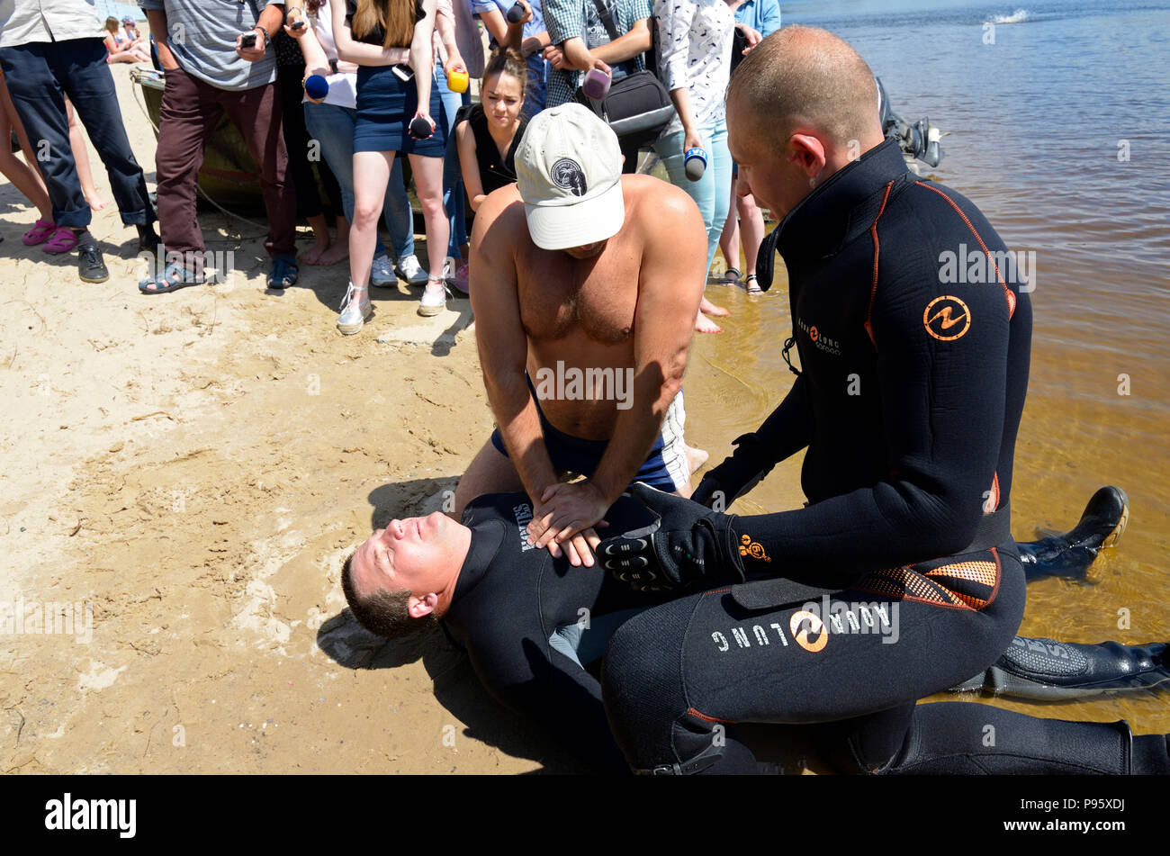 Faire preuve de bonnes manières de sauveteurs de la respiration artificielle pour la noyade. Banque D'Images
