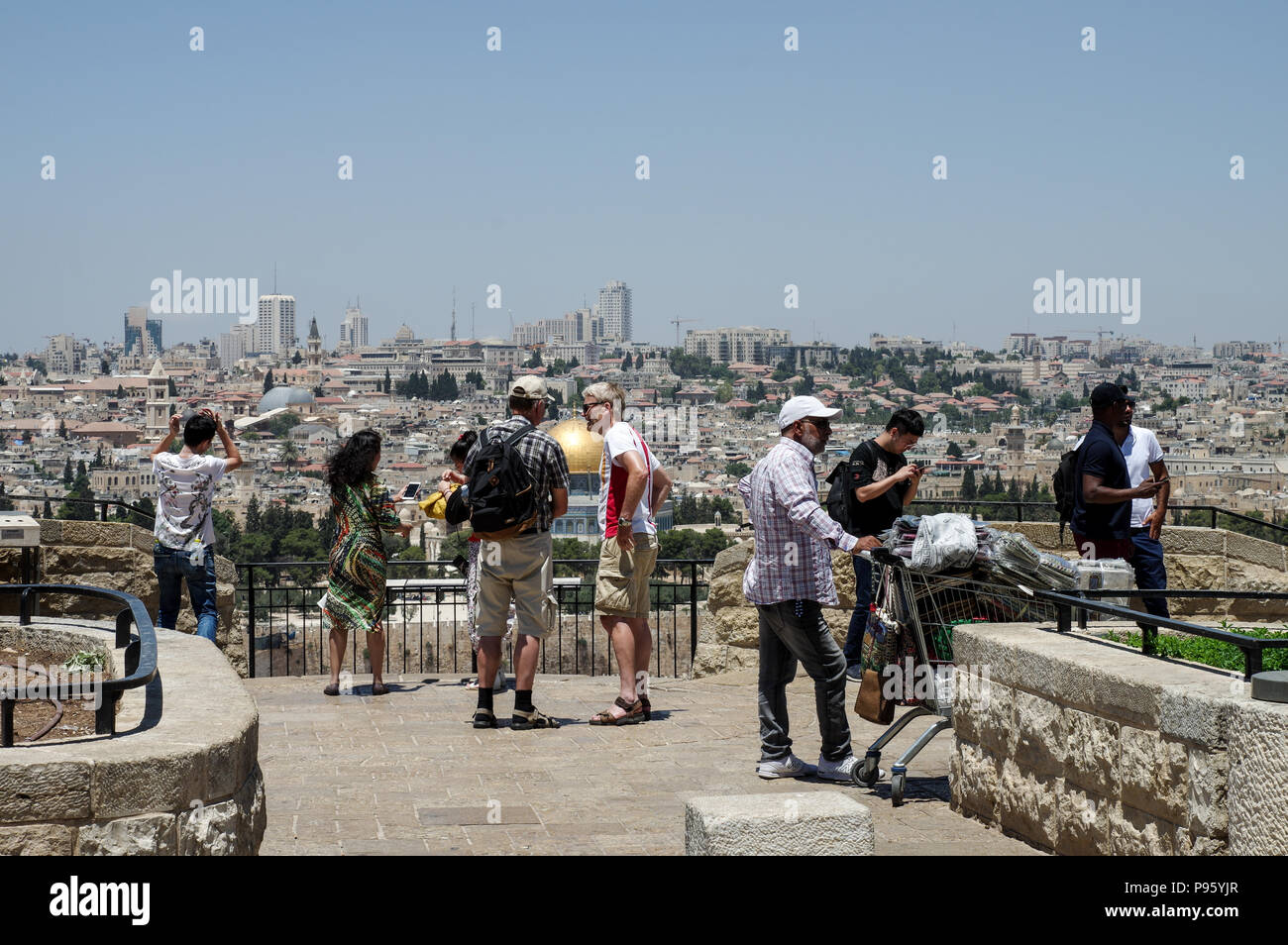 Les touristes d'admirer la vue de Jérusalem, depuis le mont des Oliviers Banque D'Images