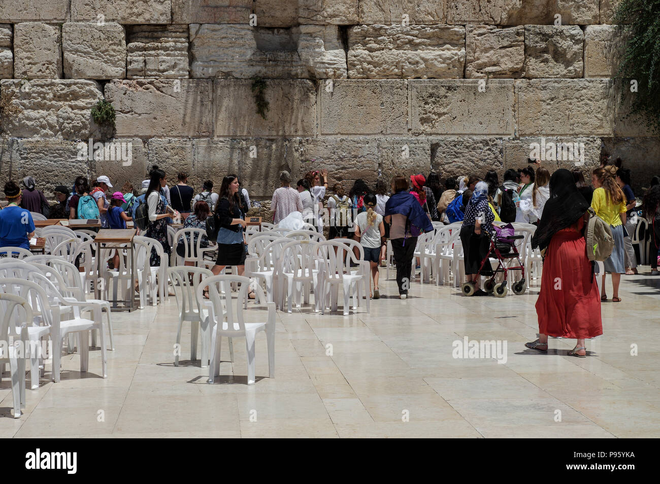 Les femmes priaient à la section des femmes du Mur occidental dans la vieille ville de Jérusalem, Israël Banque D'Images