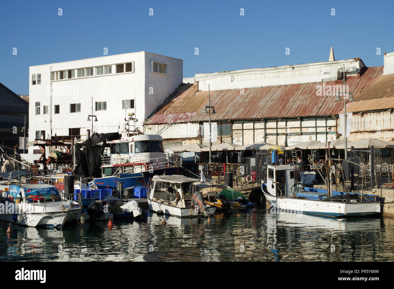 Les bateaux de pêche amarrés au port de Jaffa à Tel Aviv, Israël Banque D'Images