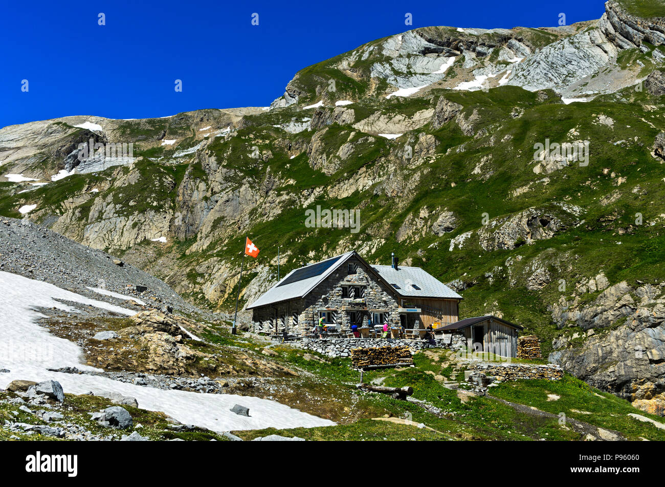 Refuge de montagne Cabane Wildhorn du Club Alpin Suisse, Alpes Bernoises, Lenk, Suisse Banque D'Images