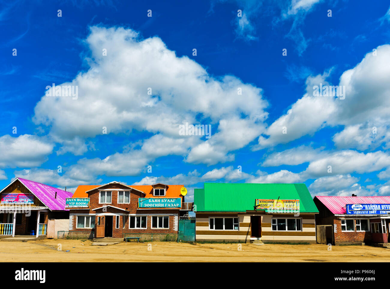 Maisons de thé et les restaurants à service rapide à une route nationale près de Ulaanshiveet Bulgan, province, la Mongolie Banque D'Images