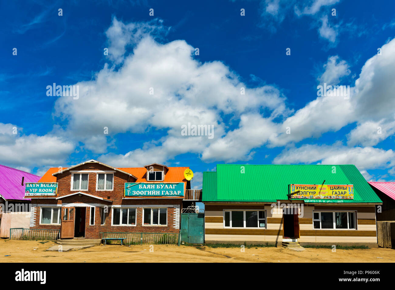 Maisons de thé et les restaurants à service rapide à une route nationale près de Ulaanshiveet Bulgan, province, la Mongolie Banque D'Images