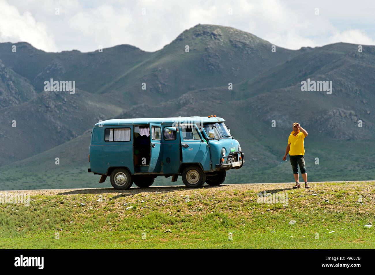 Guide Local debout à côté d'un UAZ van hors route dans la réserve naturelle de Khögnö Khan Uul, province de Bulgan, Mongolie Banque D'Images