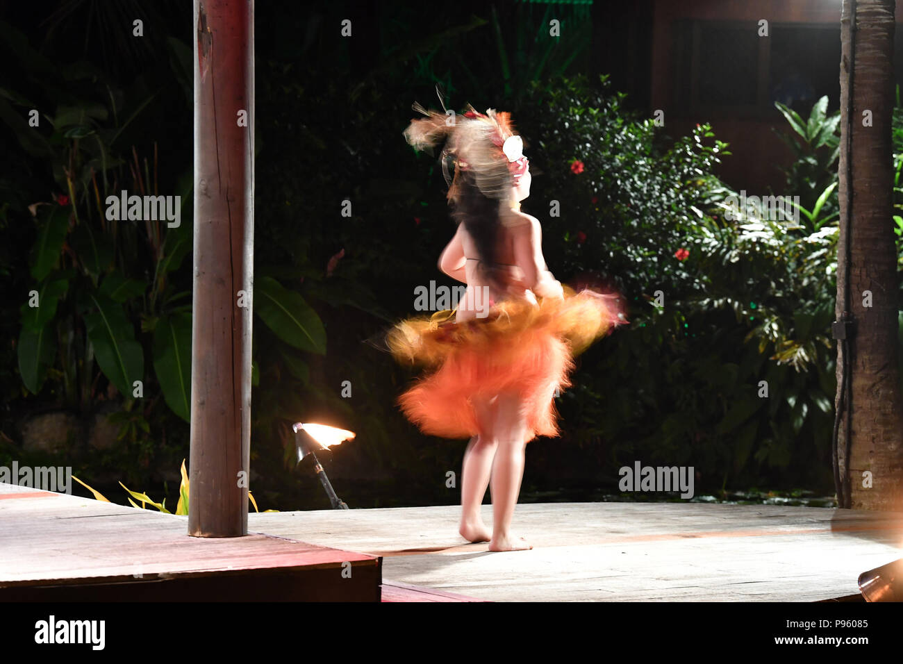 Polynésie française la danse hula effet déplacer la nuit Banque D'Images