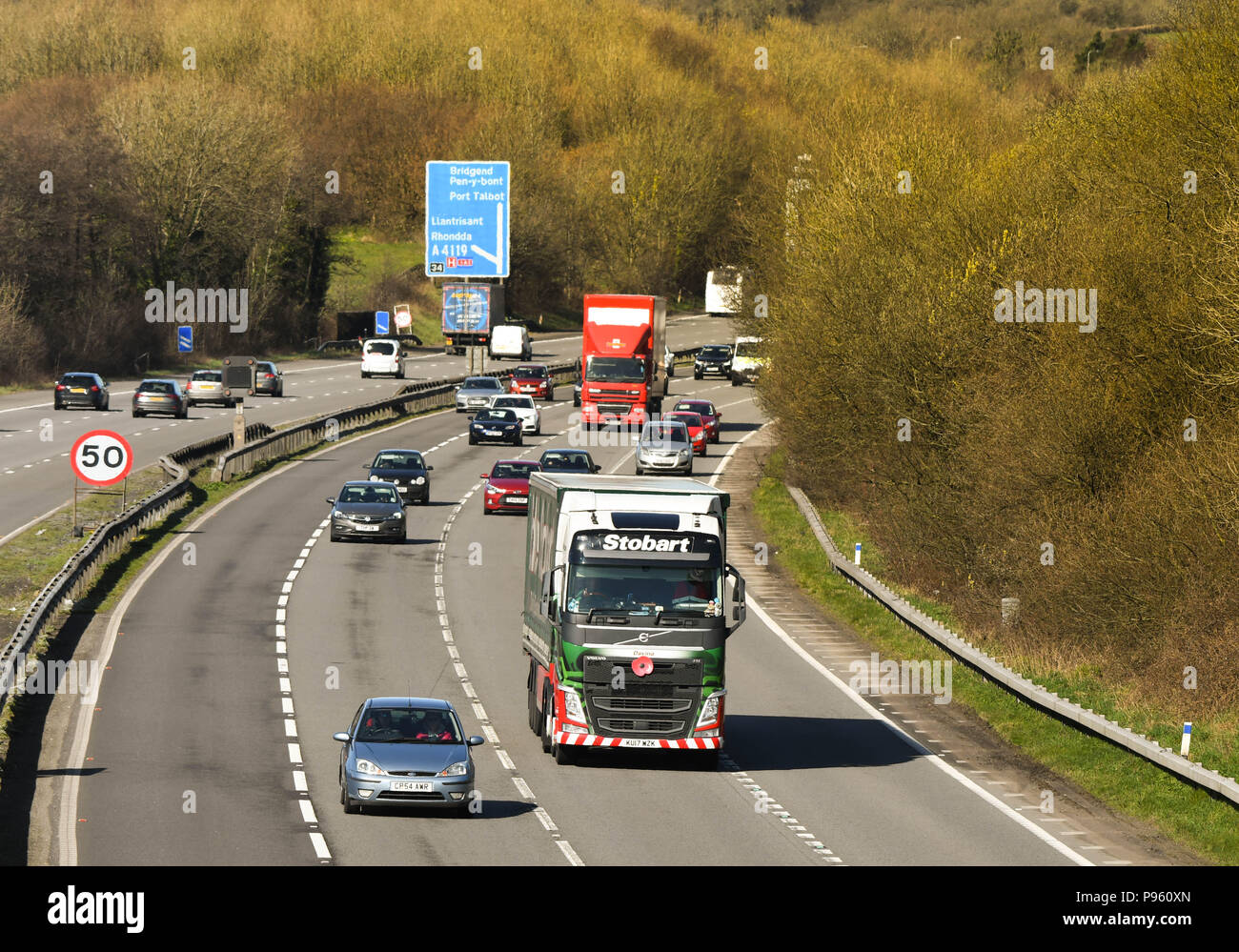 Le trafic sur l'autoroute M4 près de la sortie 34 à Miskin à la périphérie de Cardiff. Un camion utilisé par Eddie Stobart est un des véhicules Banque D'Images