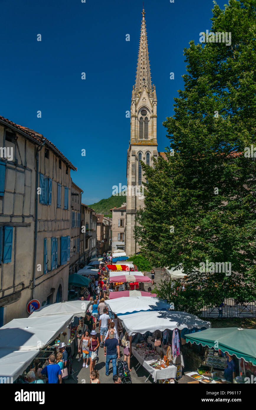 Jour de marché dans le village médiéval de Saint-Antonin Noble Val, dans le Tarn-et-Garonne, Occitanie, France. L'église de Saint Antonin en arrière-plan. Banque D'Images
