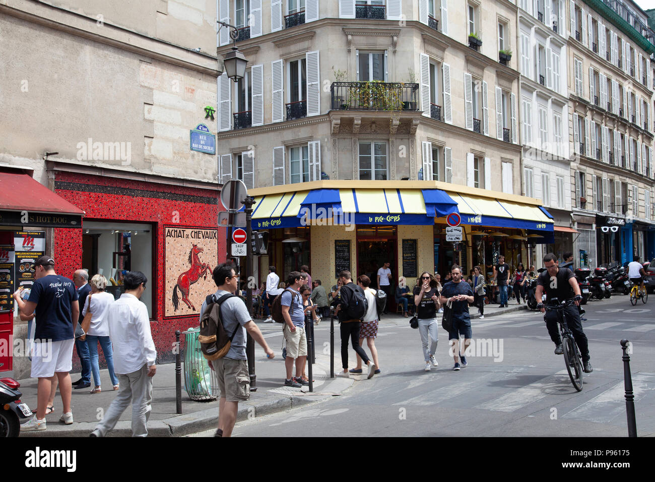 Aon piétons rue du Roi de Sicile à Paris, France Photo Stock - Alamy