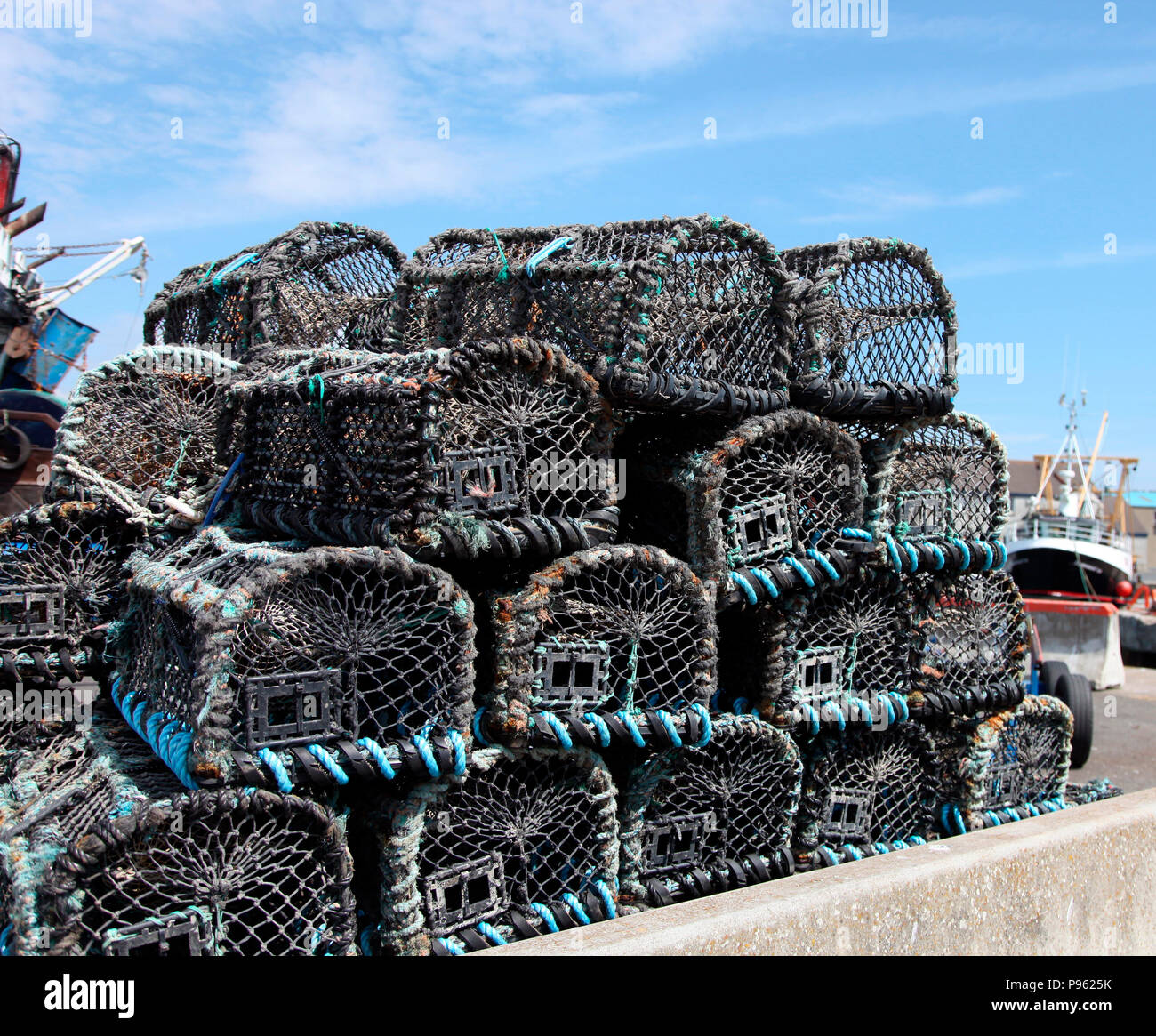 Des casiers à homard sur le quai dans le port de Kilkeel, County Down Banque D'Images
