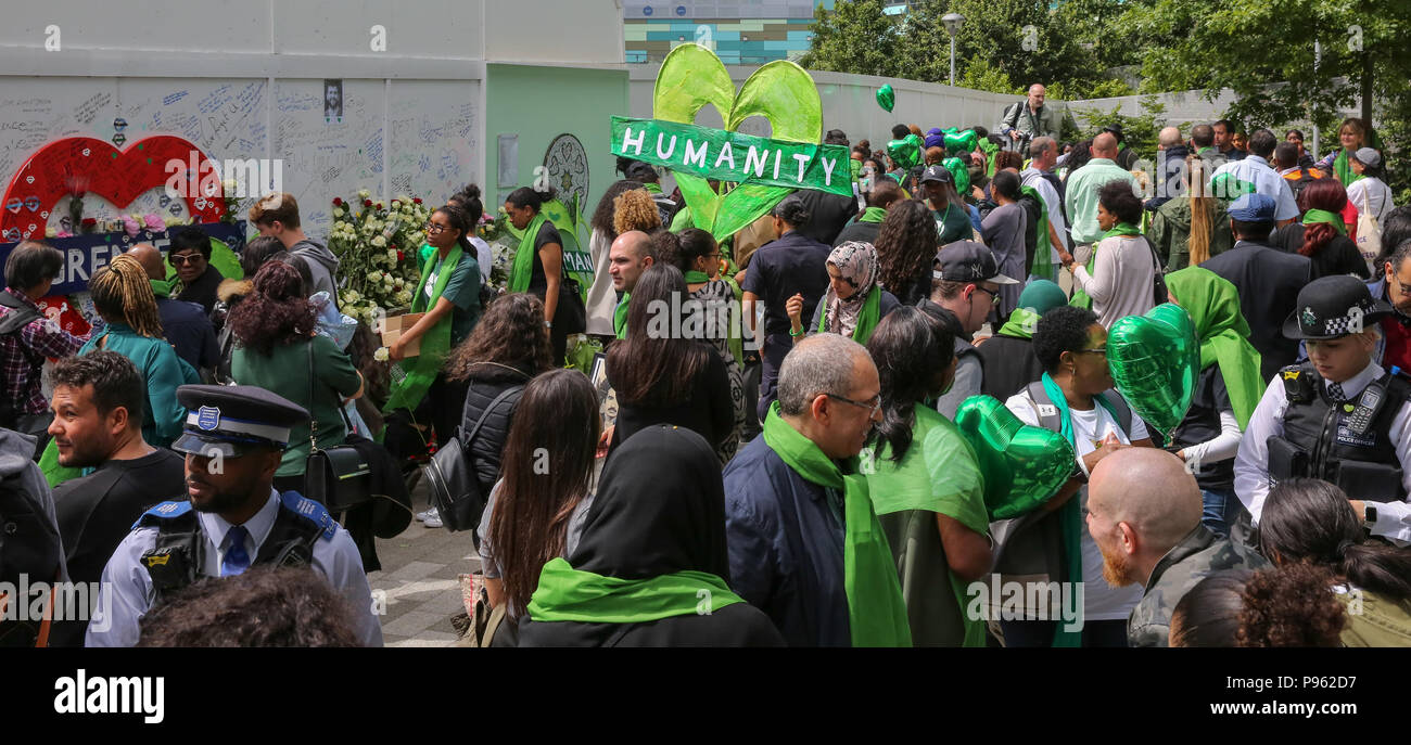 Les membres de la famille de déposer des couronnes, des fleurs et de l'éclairage de bougies à la base de la tour de Grenfell en dehors du centre de loisirs de Kensington. Avec : Atmosphère, voir Où : London, Royaume-Uni Quand : 14 Juin 2018 Crédit : Dinendra Haria/WENN Banque D'Images