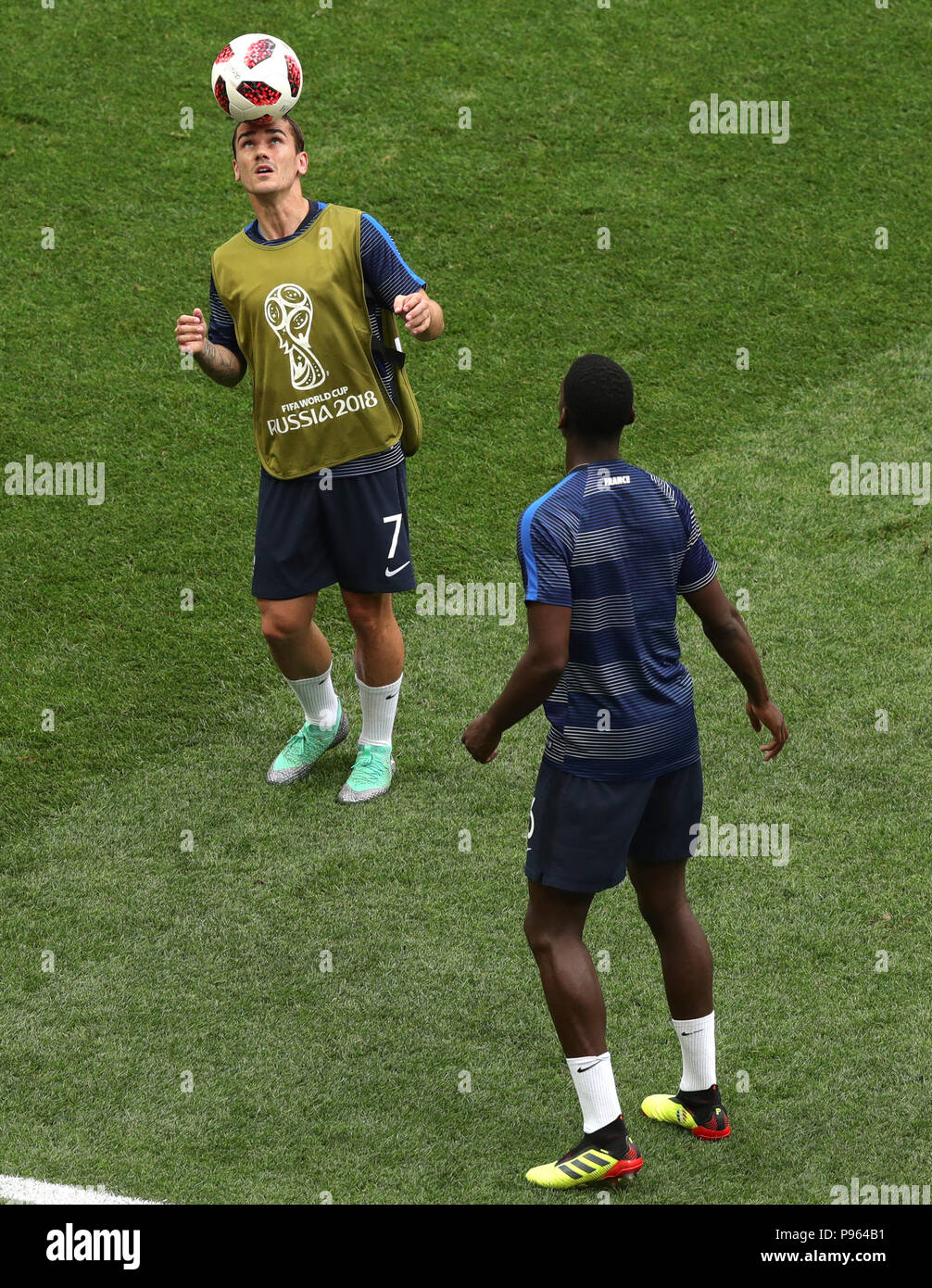 Antoine Griezmann de la France (à gauche) et Paul Pogba préchauffage avant la finale de la Coupe du Monde de la FIFA au stade Luzhniki de Moscou. Banque D'Images