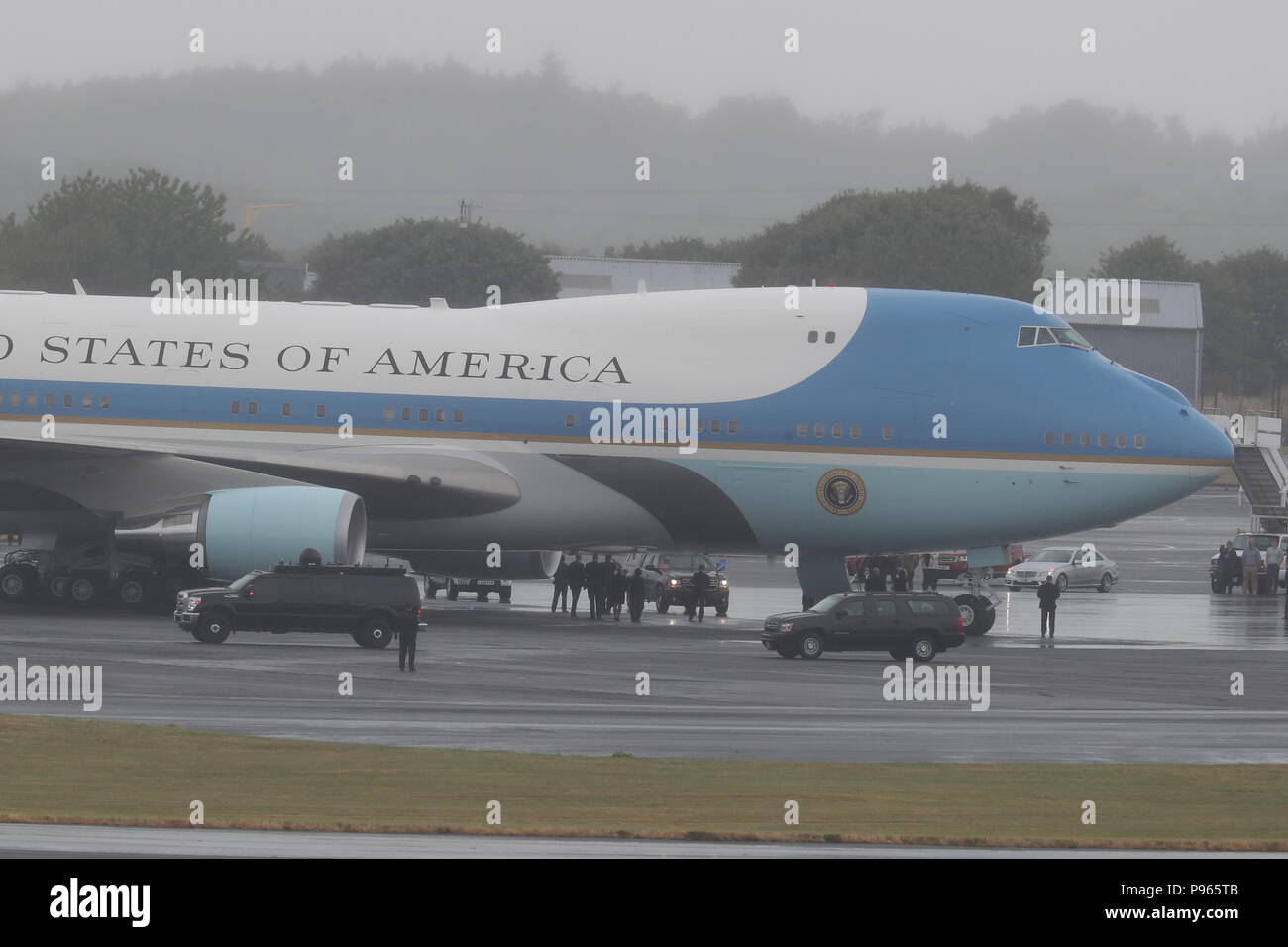 Nous le convoi présidentiel arrive à l'Air Force One à l'aéroport de Prestwick en Ayrshire, en tant que Président américain Donald Trump et son épouse Melania se préparent à quitter le Royaume-Uni, après avoir passé le week-end à l'Atout Turnberry Resort, à destination de la Finlande, où le président américain s'entretiendra avec le chef russe Vladimir Poutine à Helsinki, à la suite de réunions avec Theresa mai et la reine dans une grande tournée qui a eu lieu au milieu des protestations de masse contre sa politique à travers le Royaume-Uni. Banque D'Images