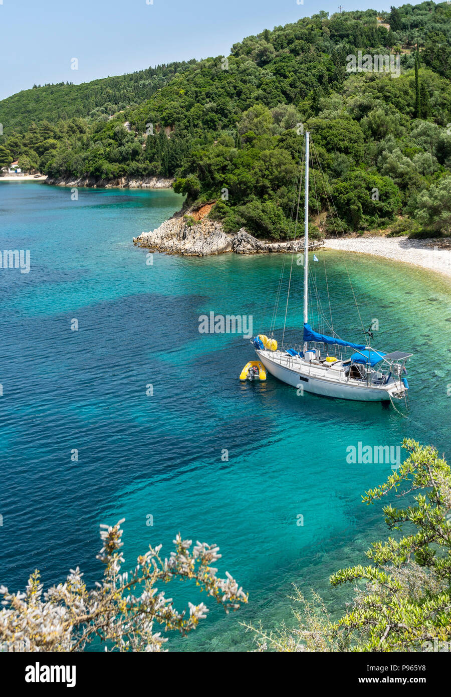 Location de bateaux à l'ancre dans l'une des nombreuses petites criques près de Kioni sur la côte nord-est de l'île d'Ithaque, Mer Ionienne, Grèce Banque D'Images