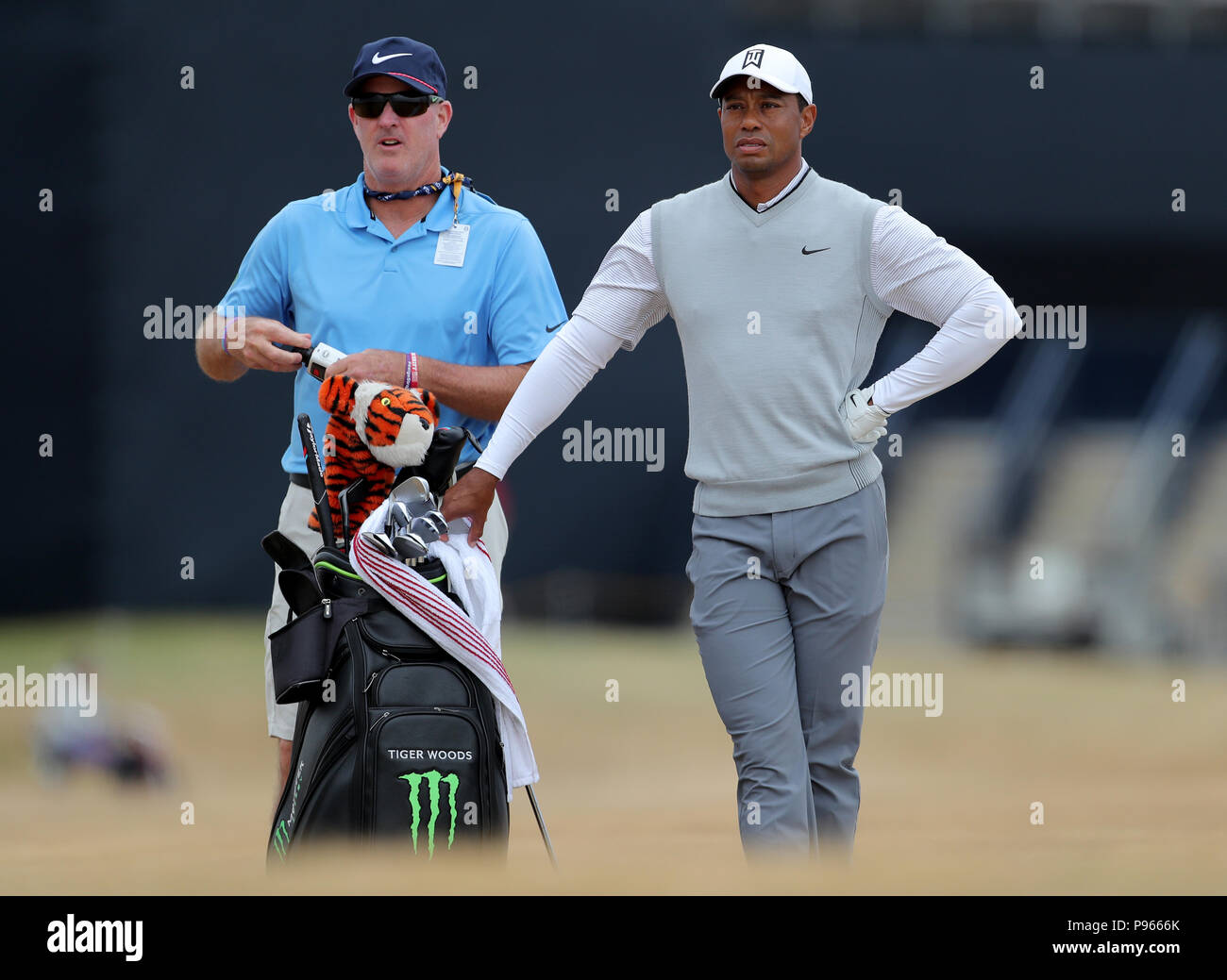 Tiger Woods avec son caddy au cours de l'aperçu le premier jour de l'Open Championship 2018 à Carnoustie Golf Links, Angus. Banque D'Images