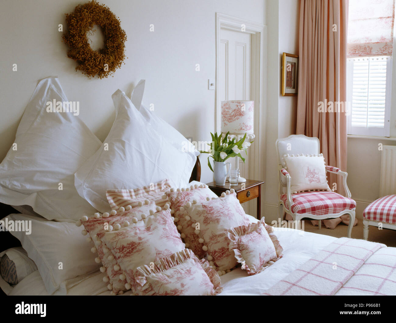 Couronne de rameaux au-dessus de lit avec oreillers blanc et rose + ... Couronne de rameaux au-dessus de lit avec oreillers blanc et rose + ...