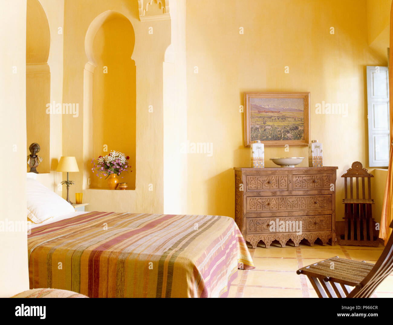 Lit à rayures-couvercle sur le lit dans la chambre à coucher marocain de  bois sculpté poitrine-de-tiroirs et alcôve traditionnelle Photo Stock -  Alamy