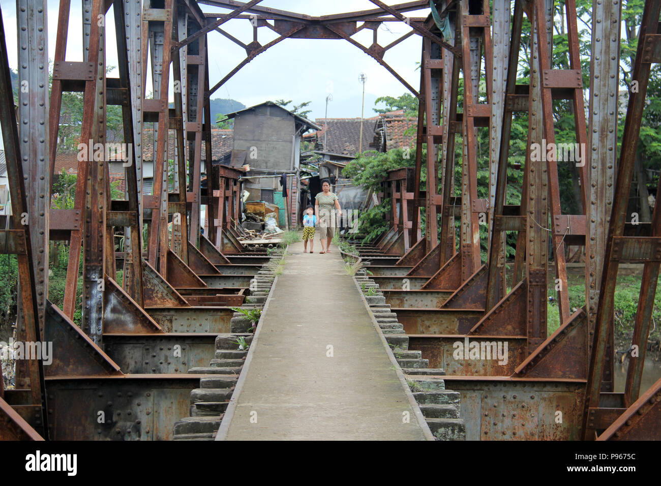 De personnes ont franchi le pont de chemin de fer inutilisées à Baleendah, Bandung, Indonésie. Banque D'Images