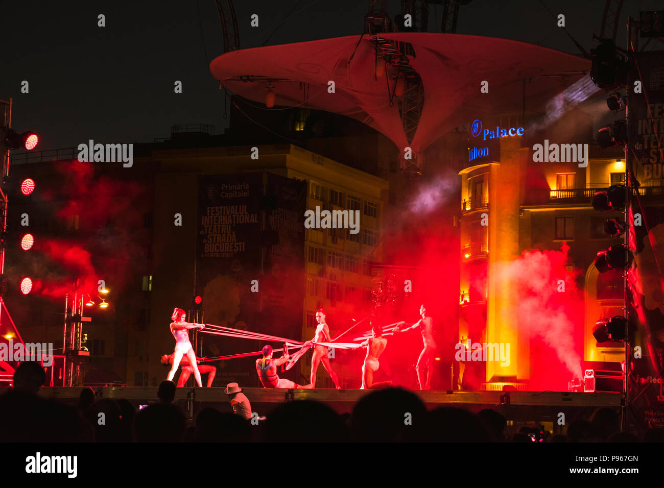 Bucarest, Roumanie - 14 juillet 2018 : Sonics en performance souhaite au Festival de théâtre de rue. Danseurs gracieux dans des feux rouges pour préparer une antenne Banque D'Images
