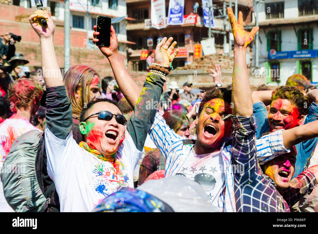 Les gens célébrant lors du traditionnel festival des couleurs Holi hindoue célébrations dans Katmandou Basantapur Durbar Square, au Népal Banque D'Images