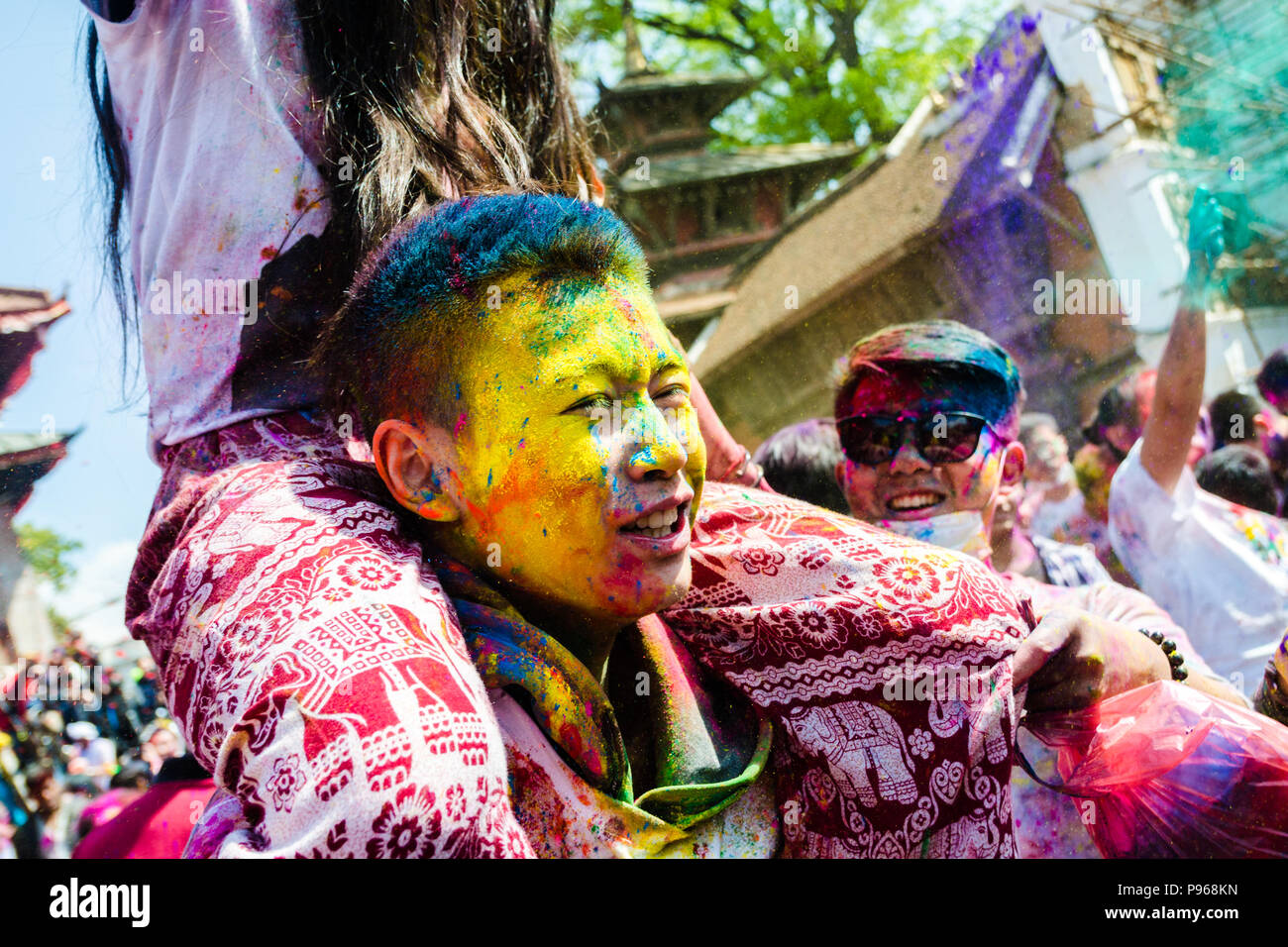 Festival Holi hindoue traditionnelle de couleurs célébrations dans Katmandou Basantapur Durbar Square, au Népal Banque D'Images