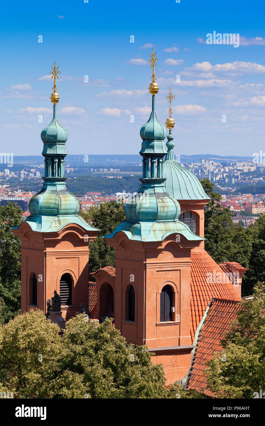 Voir l'église de Saint-Laurent à partir de la colline de Petrin, Prague, République tchèque. Banque D'Images