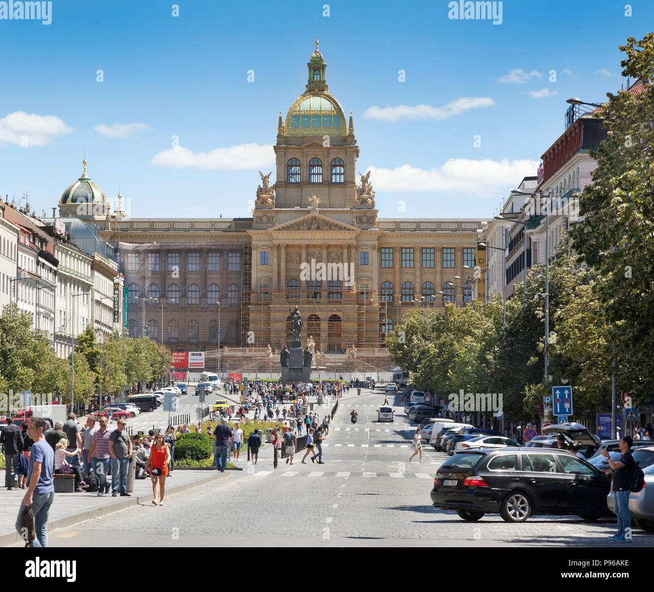 Musée National de Prague, grand soleil, ciel bleu. Banque D'Images