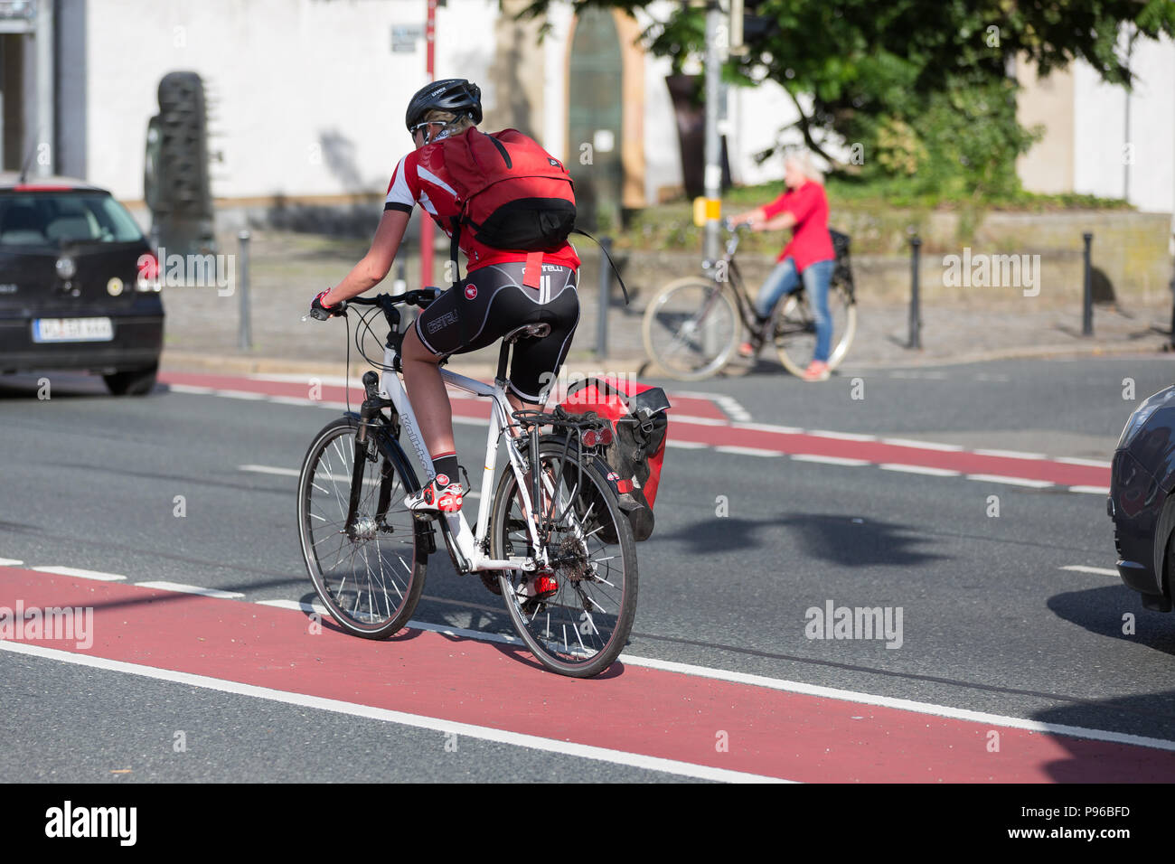 Cycliste féminine sur voie cyclable Banque D'Images