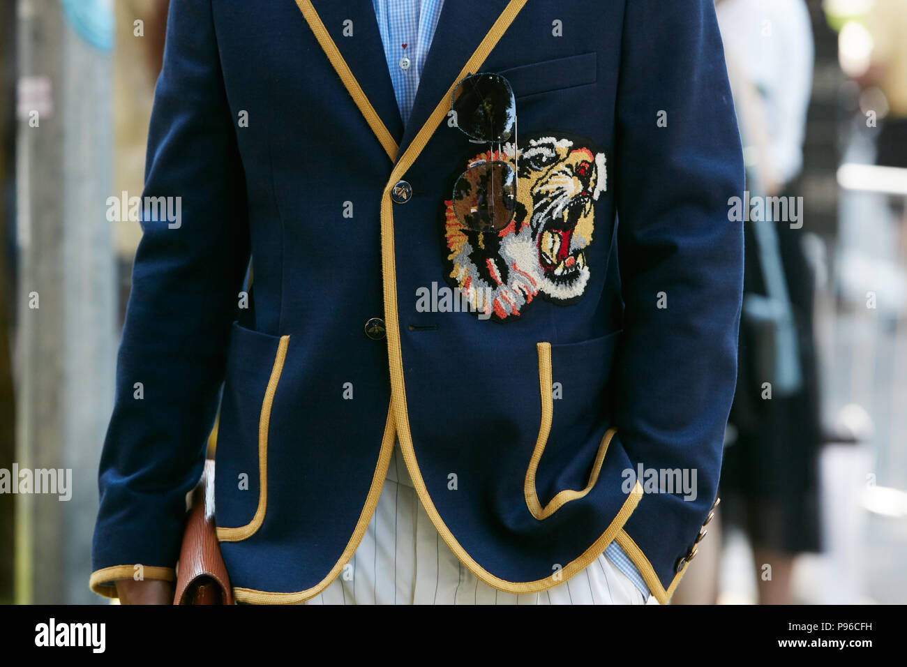 MILAN - le 18 juin : l'homme avec veste Gucci bleu avec tête de tigre et  jaune informations design avant de Giorgio Armani fashion show, Milan  Fashion Week street st Photo Stock - Alamy