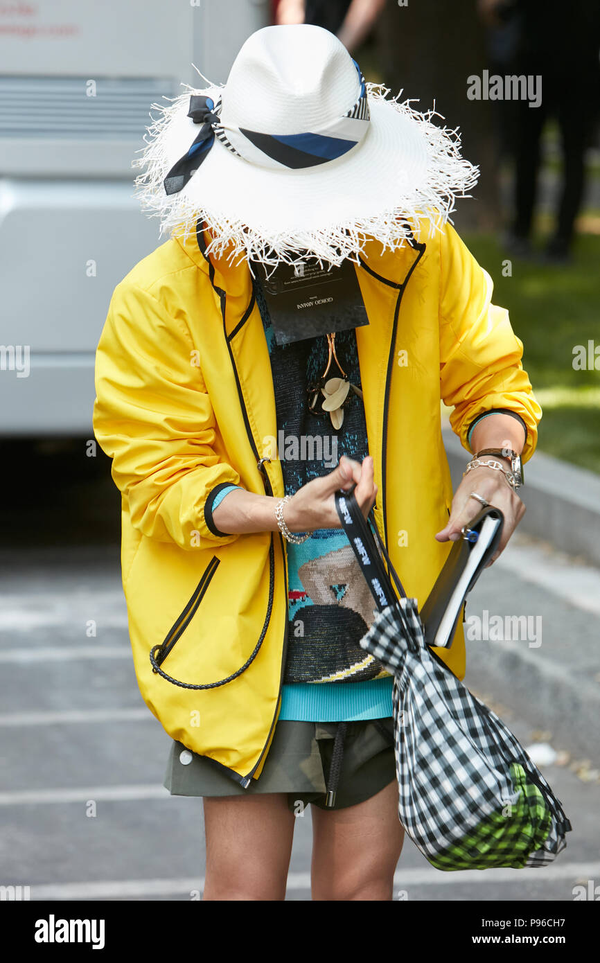 MILAN - le 18 juin : l'homme avec chapeau de paille et imperméable jaune  avant de Giorgio Armani fashion show, Milan Fashion Week street style, le  18 juin 2018 à Milan Photo Stock - Alamy