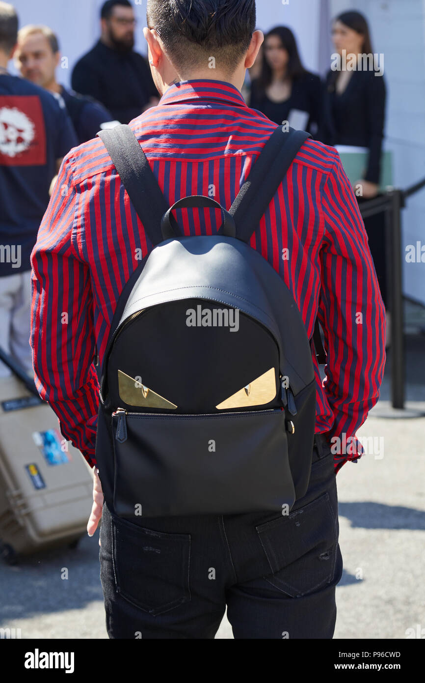 MILAN - le 18 juin : l'homme avec Fendi sac à dos avec des yeux couleur or  et bleu et rouge rayée chemise avant de Pal Zileri fashion show, Milan  Fashion Week