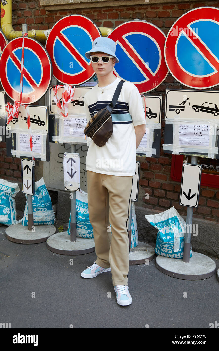 MILAN - le 18 juin : l'homme avec pochette Fendi marron, beige et blanc  Pantalon Fendi lunettes avant de fashion show, Milan Fashion Week street  style le 18 juin Photo Stock - Alamy