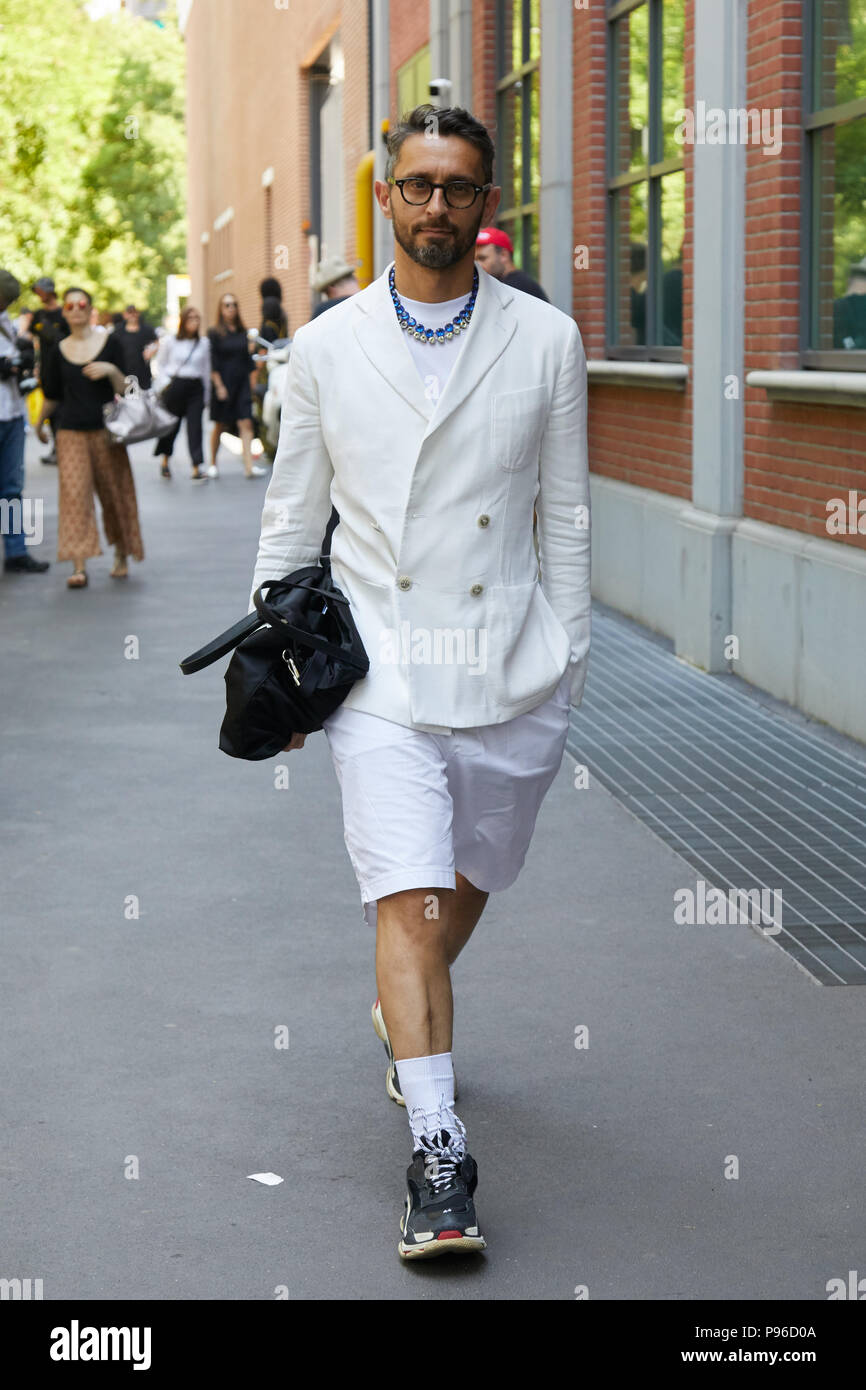 MILAN - le 18 juin : Simone Marchetti avec veste et pantalon blanc avant Fendi fashion show, Milan Fashion Week street style, le 18 juin 2018 à Milan. Banque D'Images