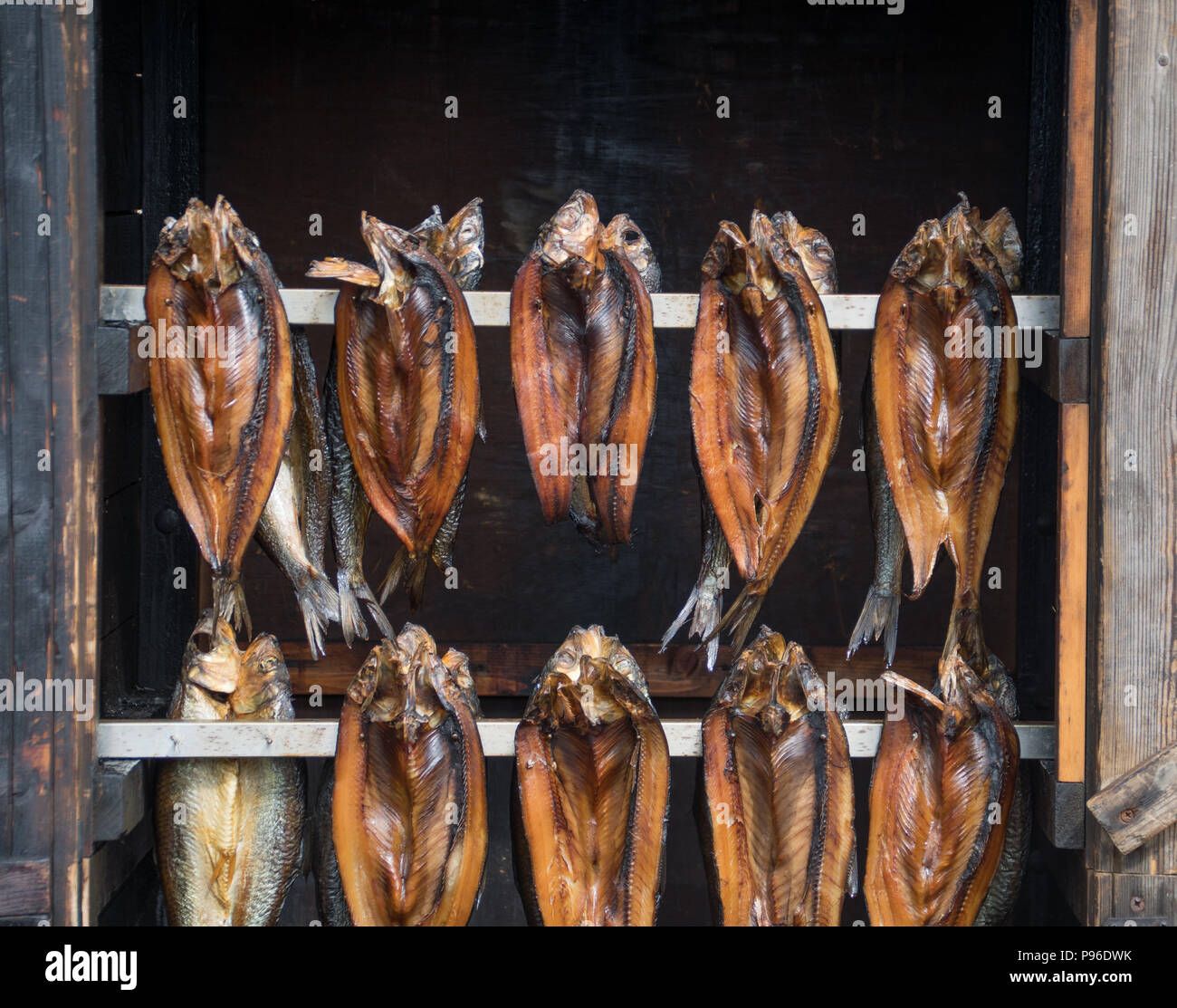 Le poisson fumé en vente dans une petite maison en bois fumeurs Banque D'Images