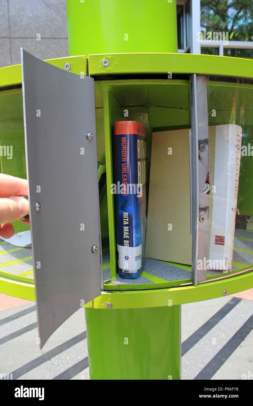 Bibliothèque gratuite avec un design attrayant au Monument Circle Scène de rue dans le centre d'Indianapolis, Indiana. Banque D'Images