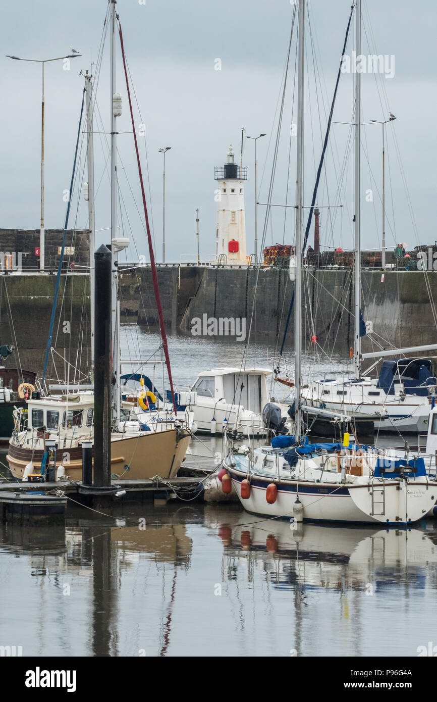 Le phare et le port d'Anstruther, Fife, Scotland, UK Banque D'Images