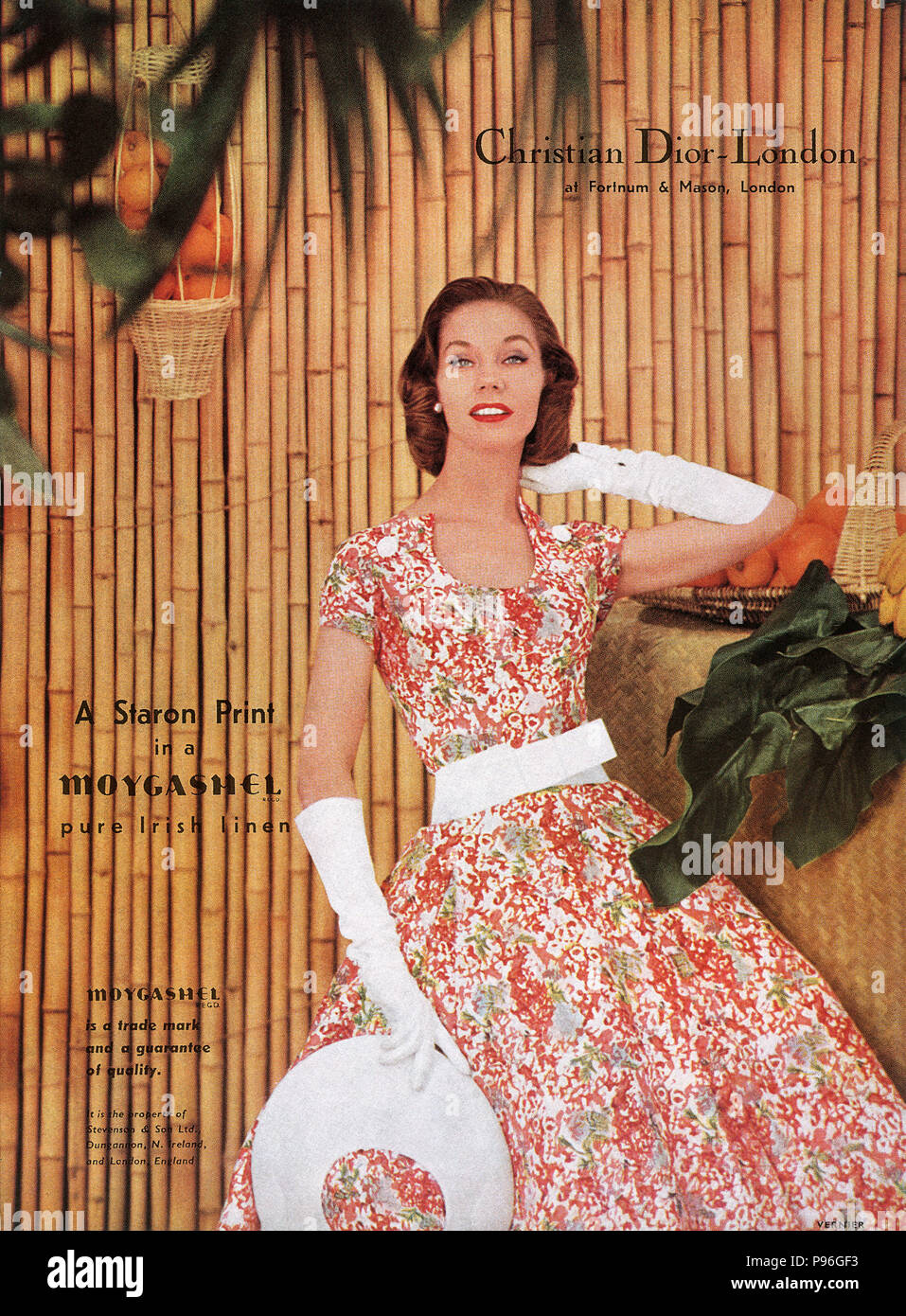1956 La publicité pour Moygashel tissus mode, tel qu'utilisé dans une robe Christian Dior, disponible à Fortnum and Mason. Banque D'Images