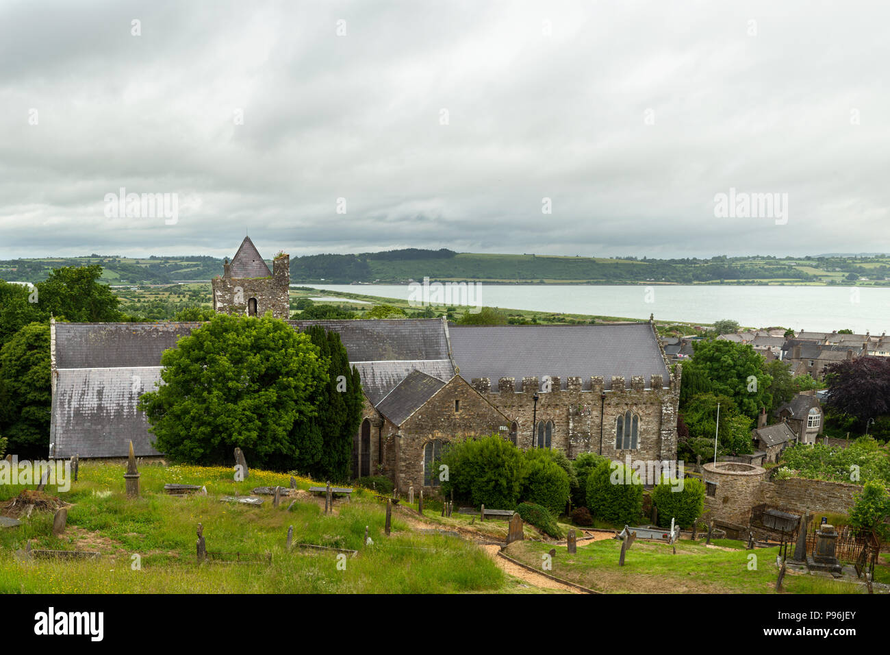 Église religieuse Irlande et St.Mary's Collegiate Church au quartier Raleigh surplombant la baie et la rivière Blackwater à Youghal, en Irlande Banque D'Images