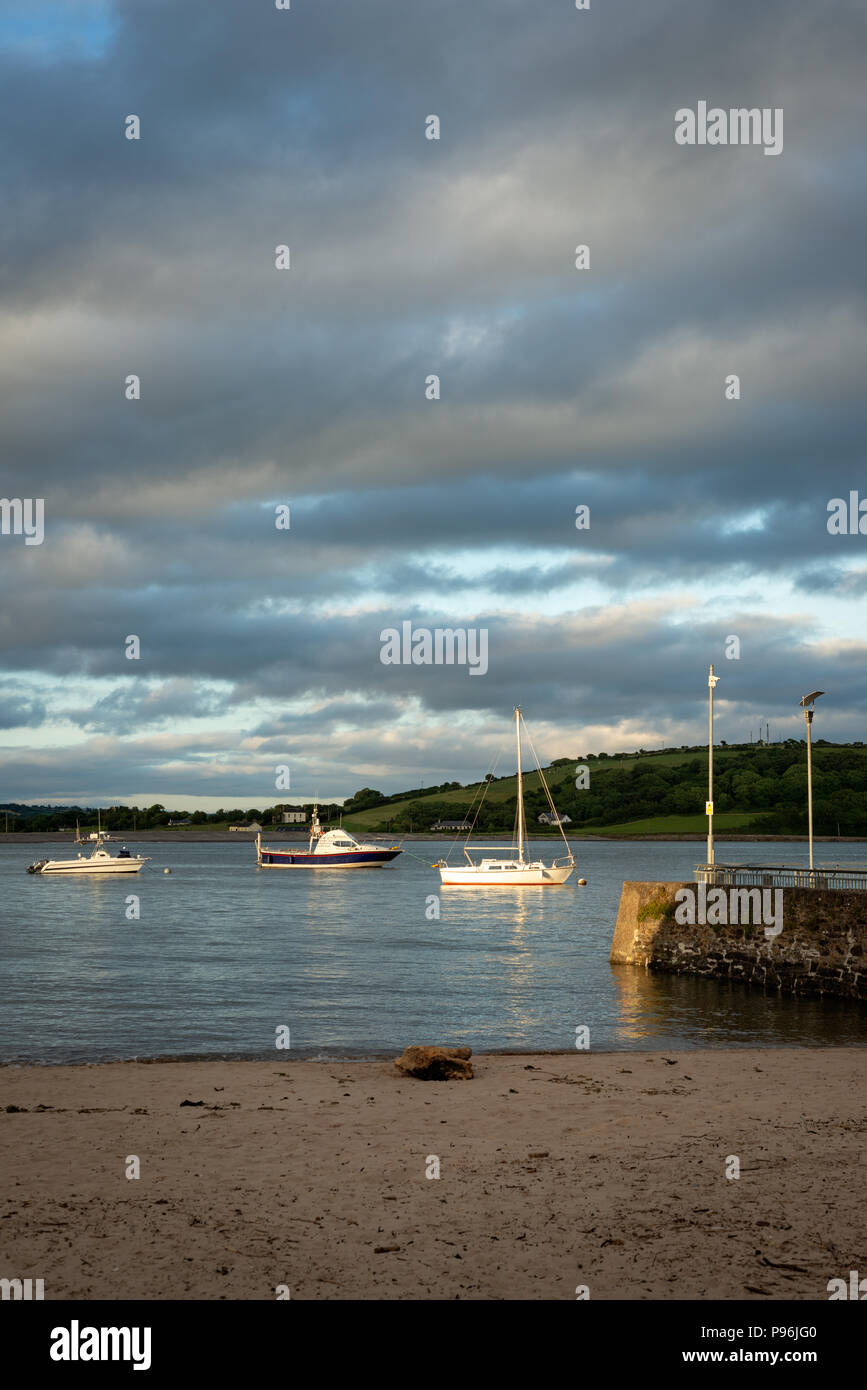 Le Mall Beach Youghal et les yachts amarrés dans la lumière spectaculaire dans la rivière Blackwater à Youghal, comté de Cork, Irlande Banque D'Images