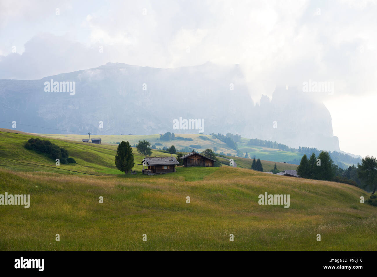 Schlern Massiccio dello Sciliar montagnes sur les Alpes italiennes Dolomites Banque D'Images