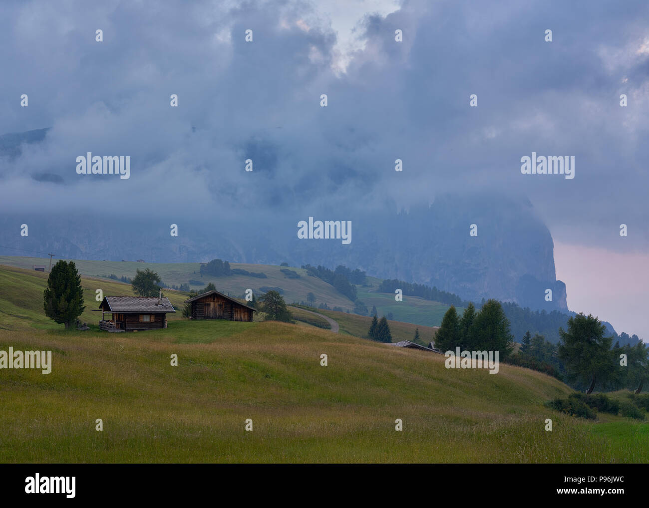 Schlern Massiccio dello Sciliar montagnes sur les Alpes italiennes Dolomites Banque D'Images