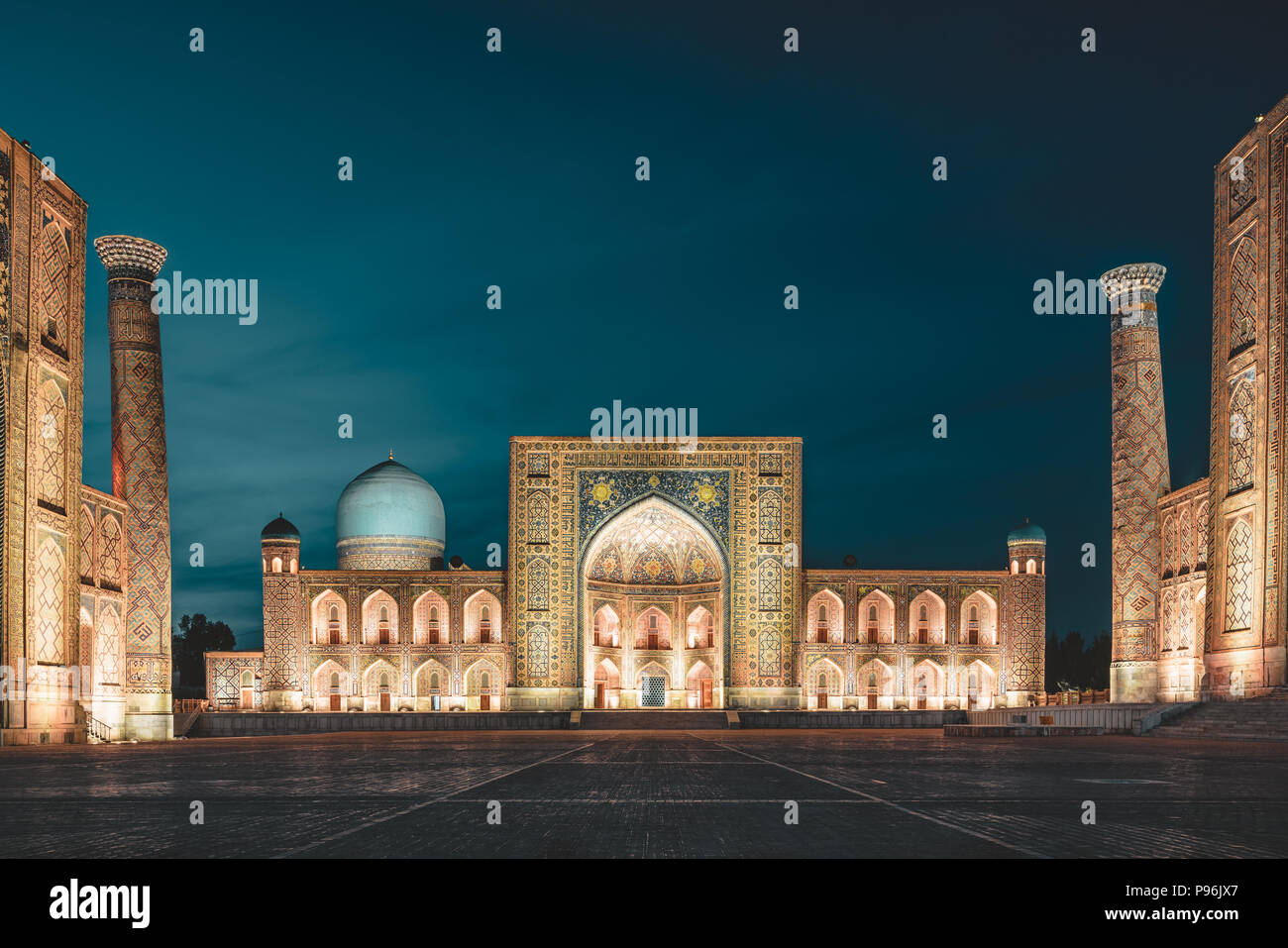 Vue de la place du Registan, la nuit à Samarkand en Ouzbékistan Banque D'Images