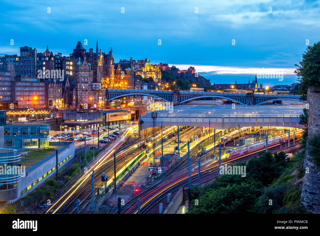 Vue de nuit de la gare de Waverley à Édimbourg, Écosse Banque D'Images