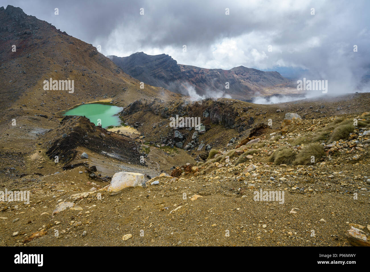 La randonnée alpine tongariro crossing,lake et de la fumée dans le cratère volcanique, nouvelle-zélande Banque D'Images