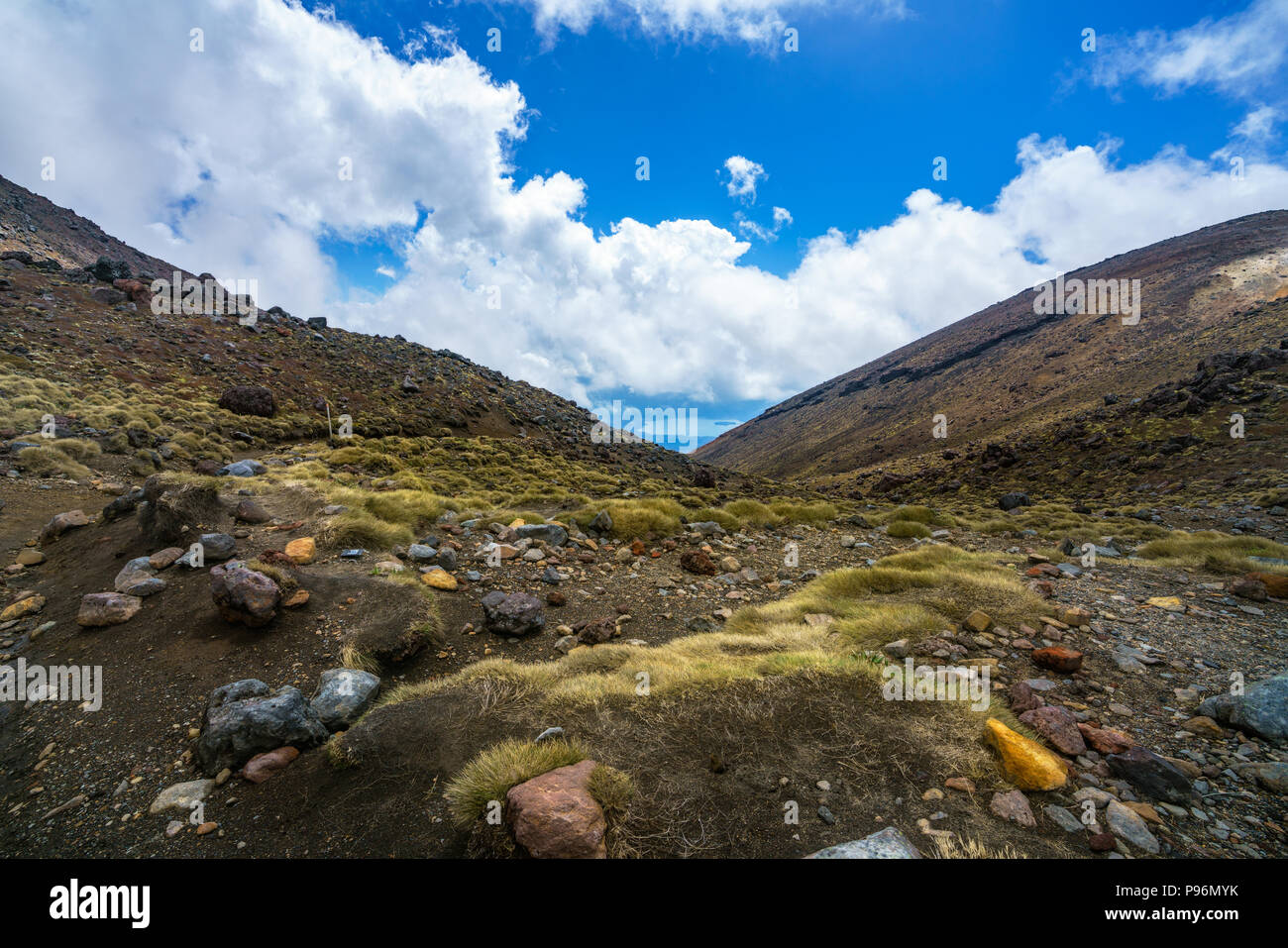 Randonnées le volcan tongariro alpine crossing,mont ngauruhoe, lac rotoaira en arrière-plan, Nouvelle-Zélande Banque D'Images