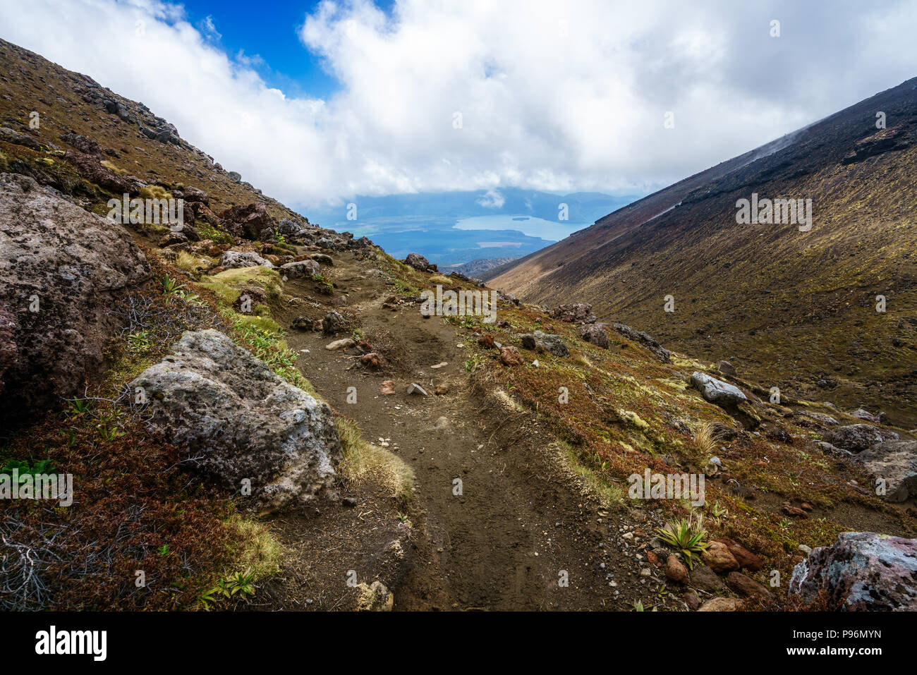 Randonnées le volcan tongariro alpine crossing,mont ngauruhoe, lac rotoaira en arrière-plan, Nouvelle-Zélande Banque D'Images