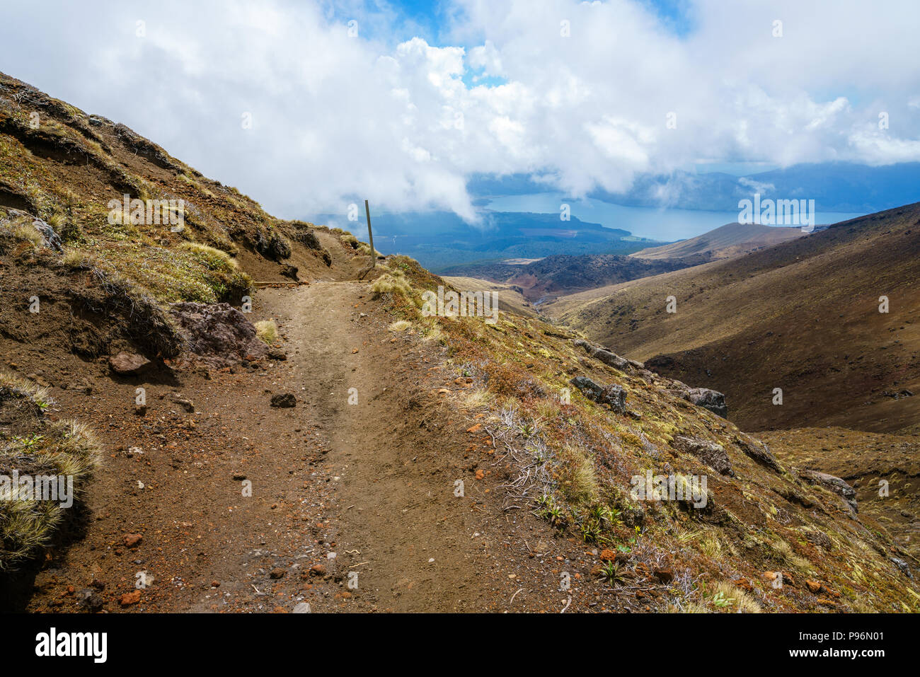 Randonnées le volcan tongariro alpine crossing,mont ngauruhoe, lac rotoaira en arrière-plan, Nouvelle-Zélande Banque D'Images