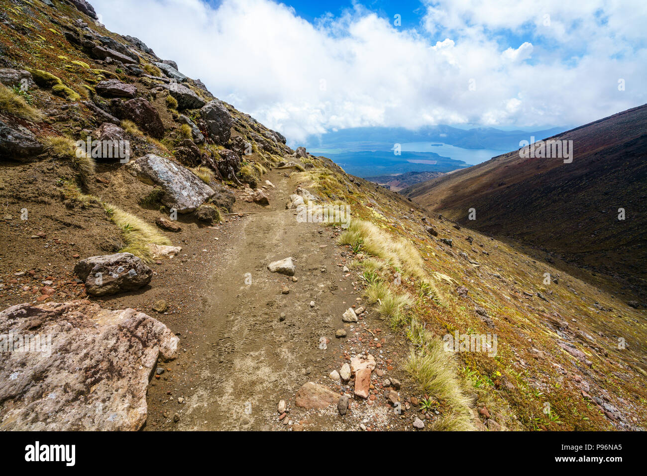 Randonnées le volcan tongariro alpine crossing,mont ngauruhoe, lac rotoaira en arrière-plan, Nouvelle-Zélande Banque D'Images