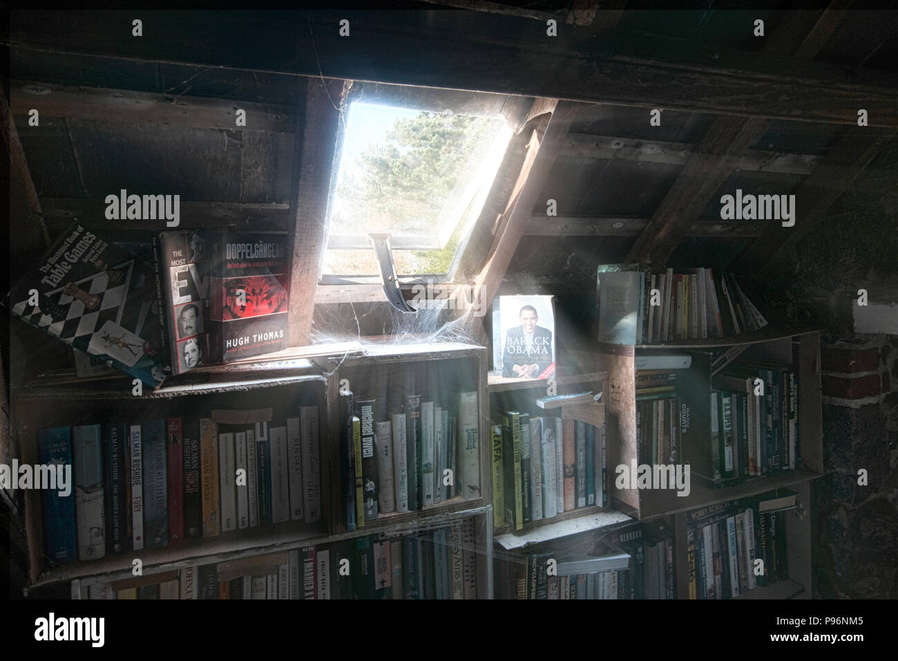 , Encombré de malpropreté mais chambres atmosphériques dans la vieille maison de ferme de caractère. Banque D'Images